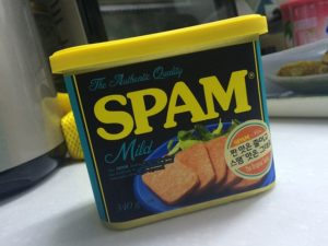 Boite de spam à l'origine du mot mais bien loin de la définition du spam