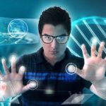 Un homme manipule des données numériques