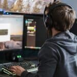 garçon devant l'écran PC