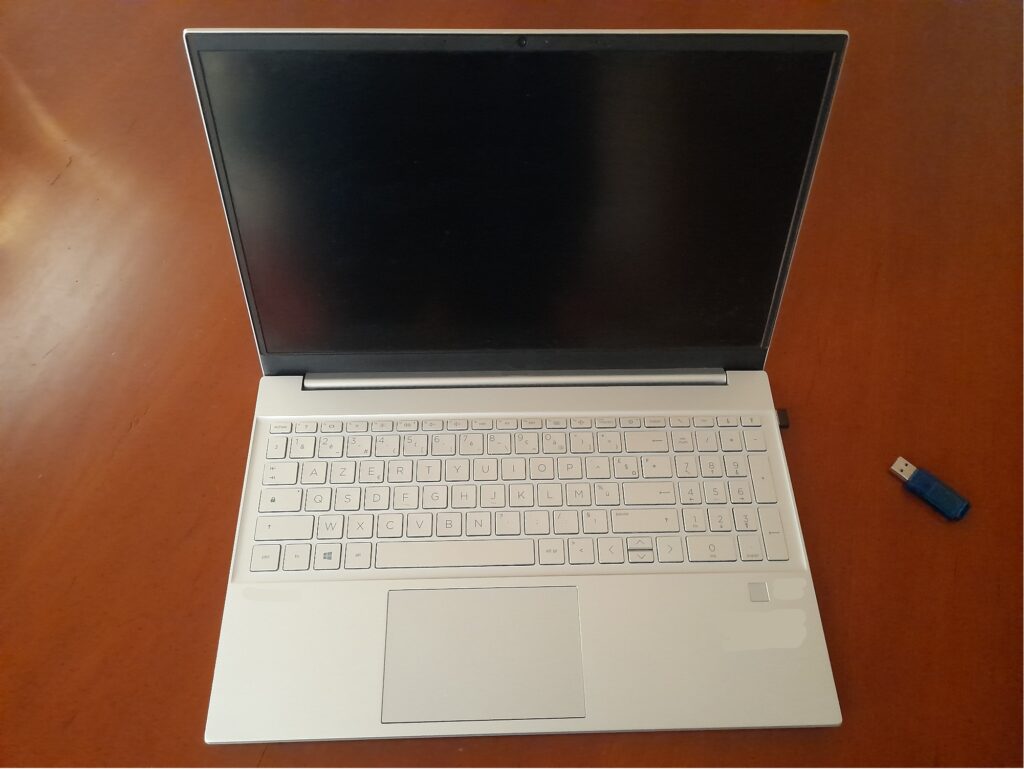 PC portable éteint avec clé USB vulnérable