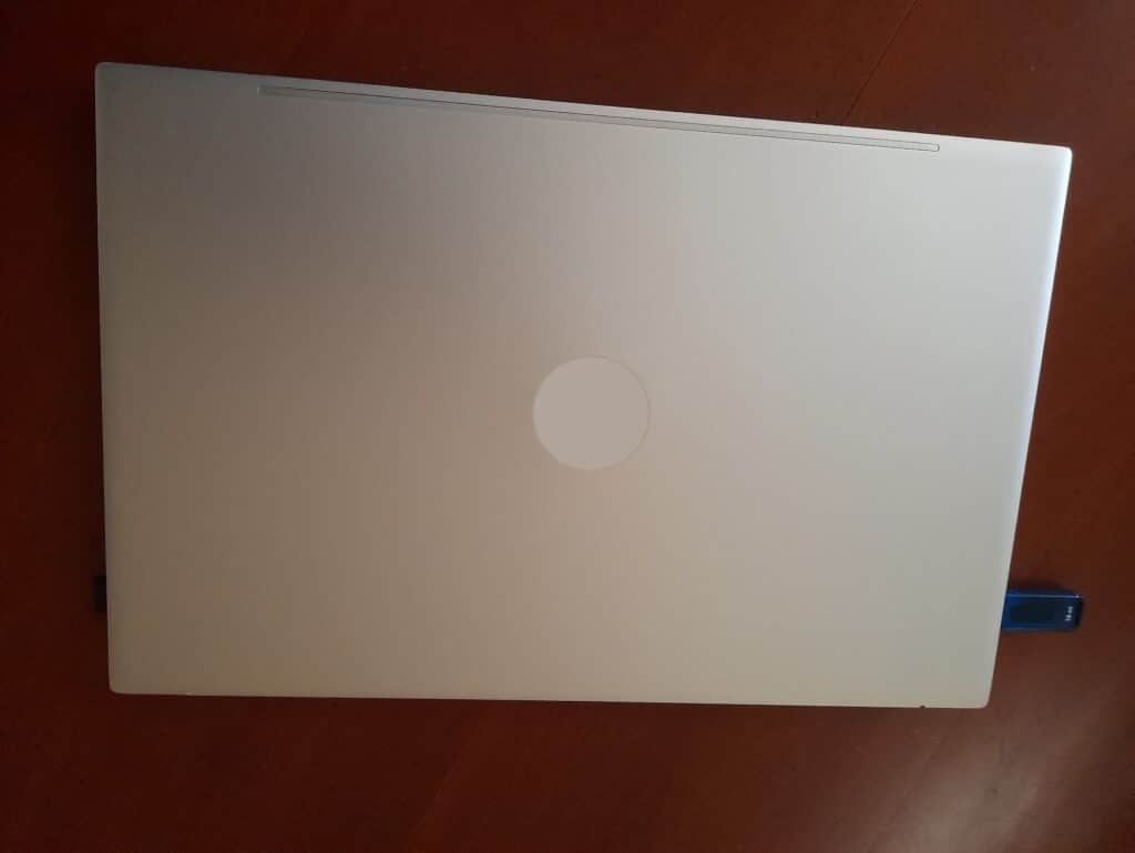 ordinateur portable fermé et clé USB non chiffrée insérée