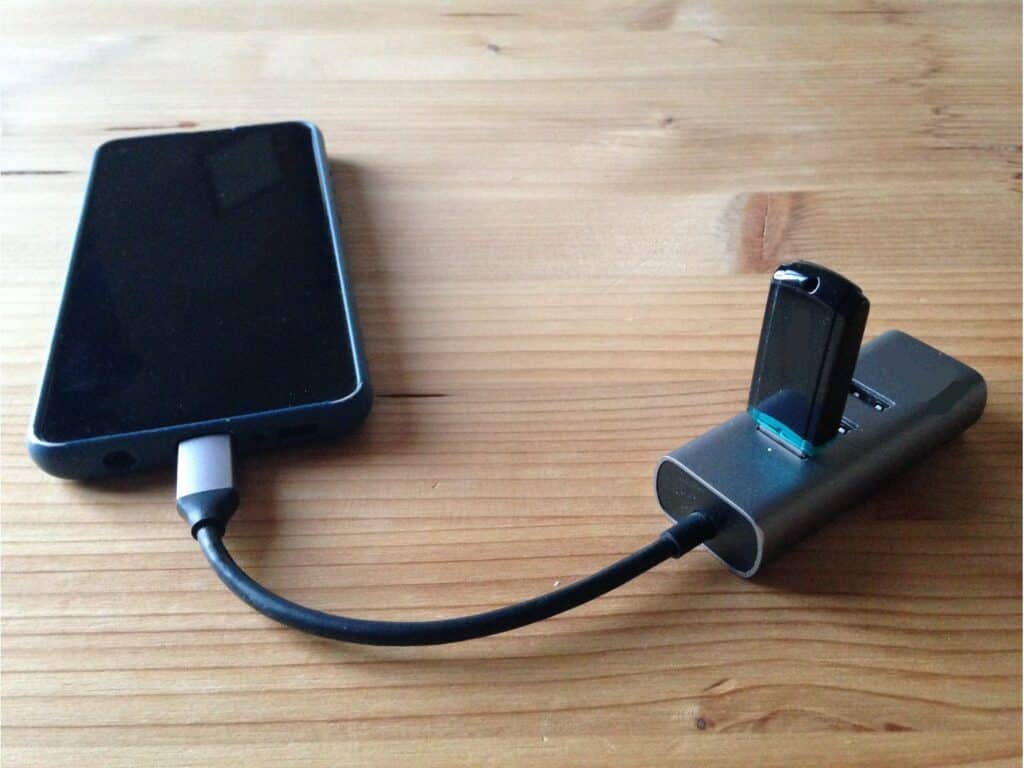 lecteur flash non protégé branché sur un smartphone éteint